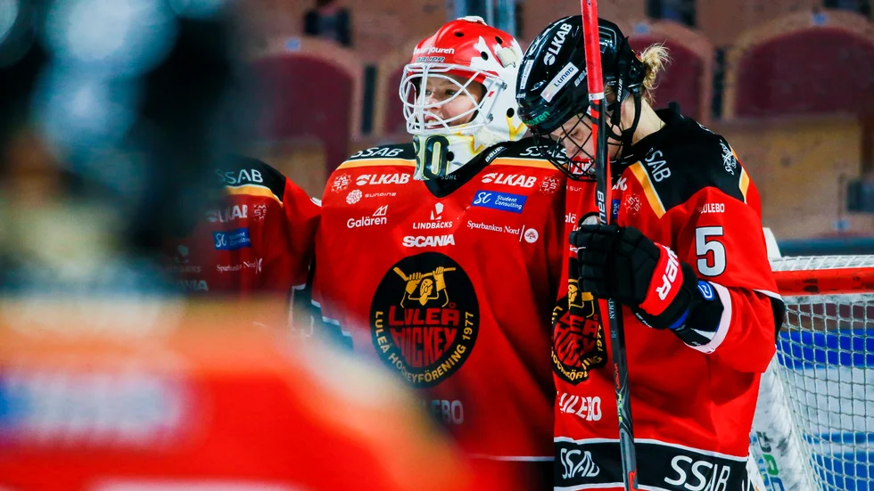 Tindra Holm och Johanna Fällman jublar över en ny Luleåseger.
