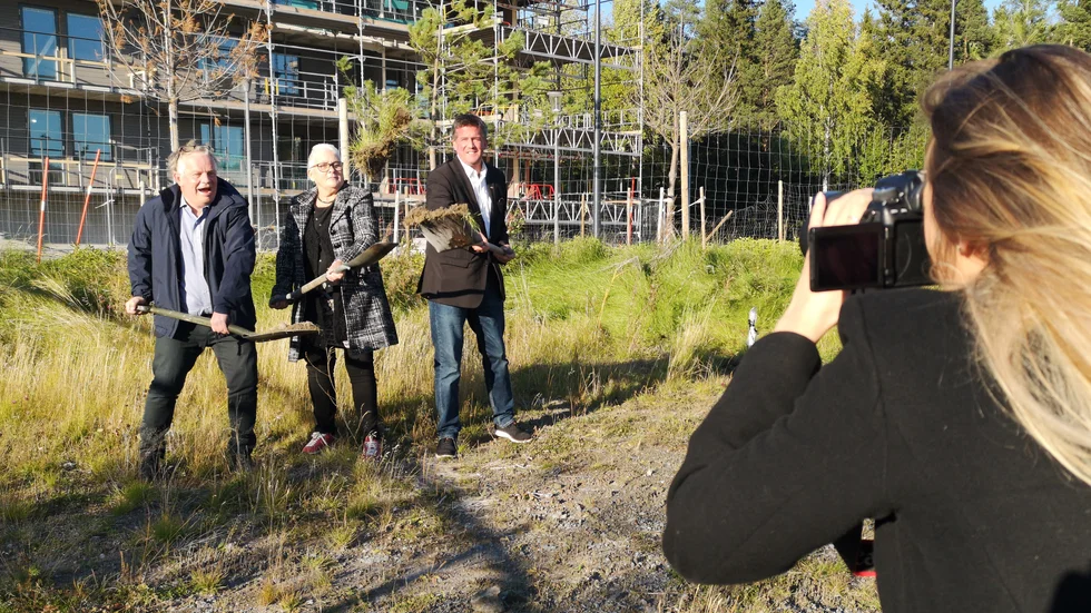 Med egen fotograf, Kellie Werme, kom Amasten för spadtag i Luleå. Jan-Erik Höjvall, vd Amasten, Anja Johansson (S) Luleå kommun och Ilija Batljan, vd SBB. SBB är näst största ägare i Amasten.