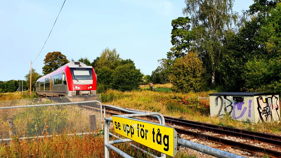Storskaliga projekt såsom höghastighetsjärnvägen kan anstå, tycker skribenterna som i stället vill satsa på landets regionala järnvägar och vägar.