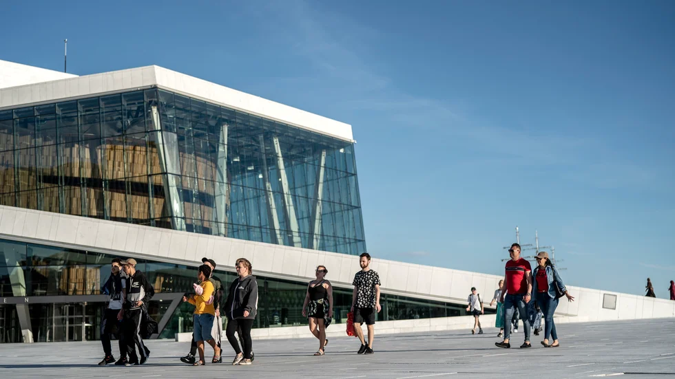 Coronasmittade i Norge beräknas smitta minst en person var i genomsnitt. Arkivbild: Operahuset i Oslo i maj i år.
