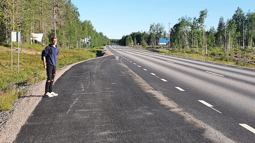 Albin Karlsson är hänvisad till den här parkeringsfickan på väg 95. Men den är ingen formell hållplats och det har tidigare hänt att bussar bara kört förbi. 