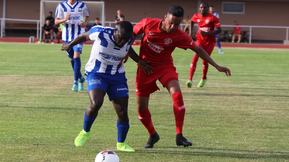 KSK:s Mohammed SAleh i duell med en Cityspelare i måndagens DM-möte, en match som division 3-laget vann med 3-0.