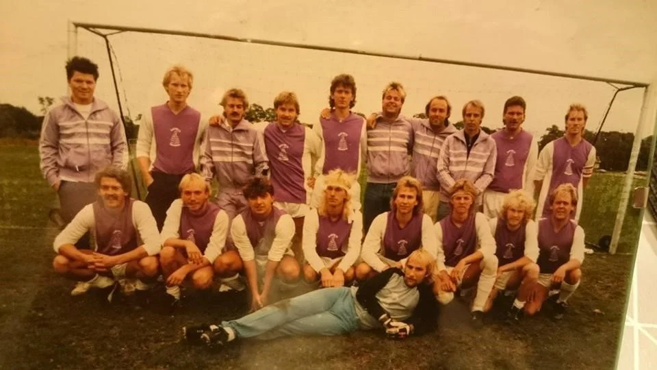 Karins IF årgång 1987. Stående från vänster: Peter Larsson, Larry Åkervall, Kenneth Karlsson, Anders Sällberg, Tomas Andersson, Rolf G Wiis, Lars-Göran Pettersson, Kjell Gustavsson, Kent Andersson och Kent Karlsson. Sittande från vänster: Mikael Greibert, Palle Torsson, Chris Voigiatsis, Bosse Karlsson, Conny Swahnberg, Jonas Dacke, Lars-Ove Olsson, Roger Wiberg. Liggande: Christer Zeijlon.