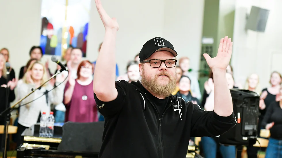 Mattias Lindqvist, körledare medverkar i  ”Kanal 10 hälsar på”.