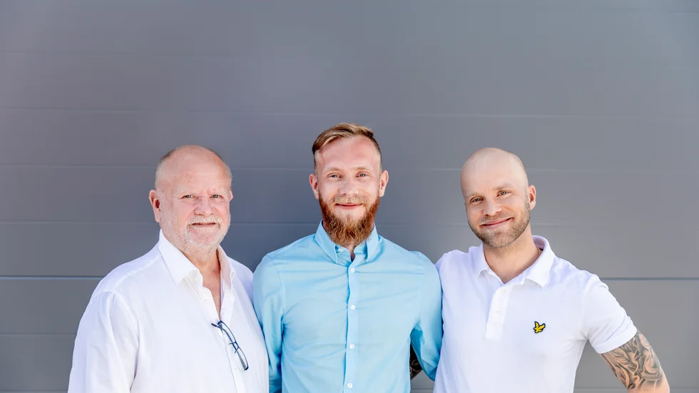 ACT M&B AB satsar på Krönsmon i Vimmerby. Från vänster ses ACTs delägare Torbjörn Karlsson, Alexander Juhlin och Christian Meijer. 