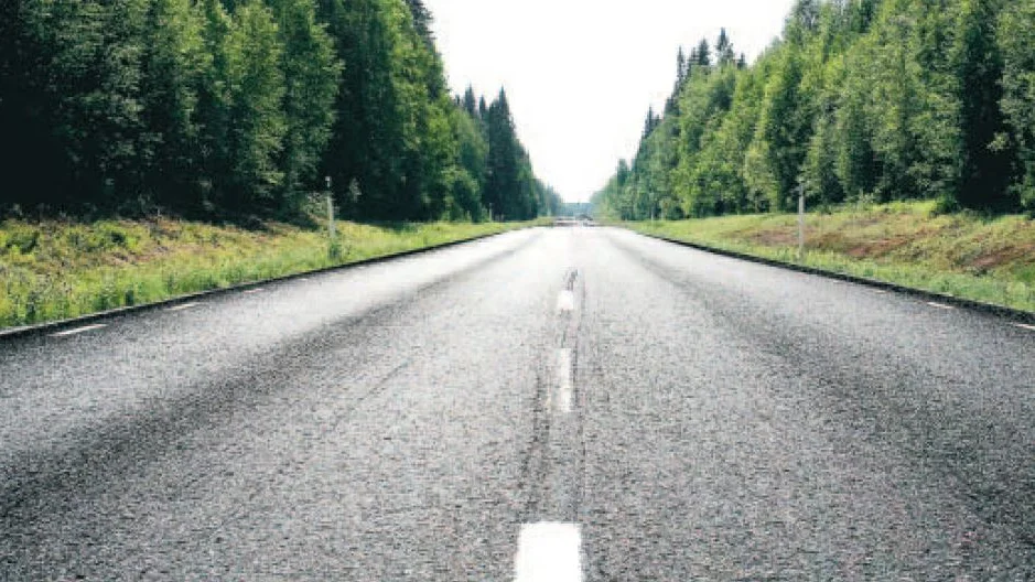 Vägverket varnar för halka, mitt i högsommarvärmen. Den gassande solen gör att klistret i asfaltens bindemedel tränger upp till ytan och gör vägarna hala.