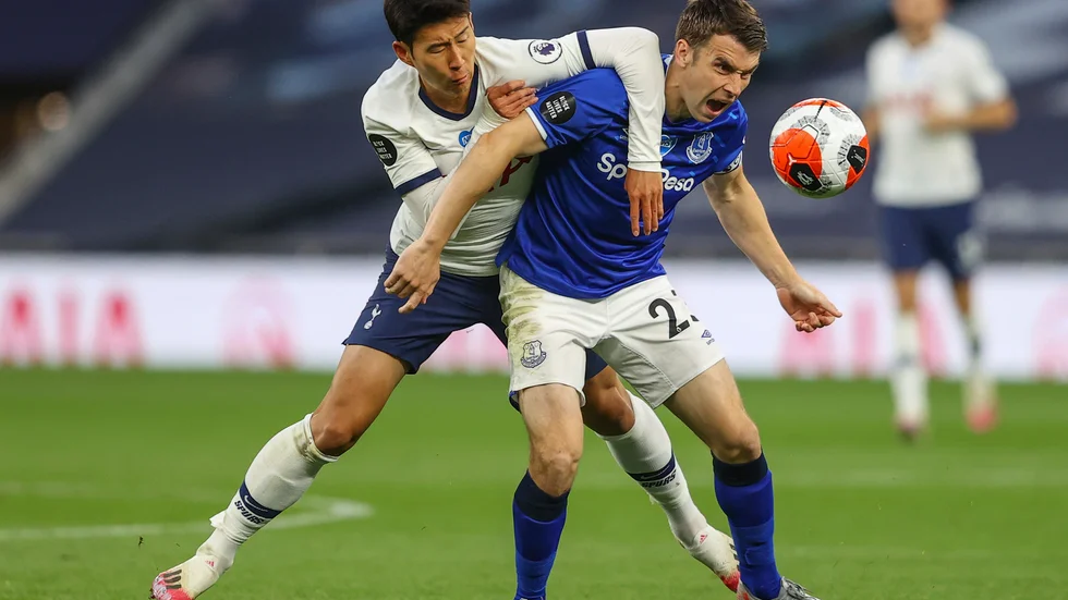 Tottenhams Son Heung-Min, till vänster, hamnade i bråk med egna målvakten Hugo Lloris i segermatchen mot Everton.