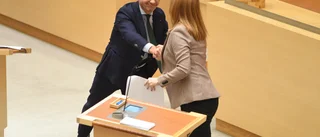 C bör gå med M i migrationsfrågan