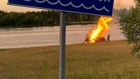 En brasa tändes vid älvstranden i Anttis.