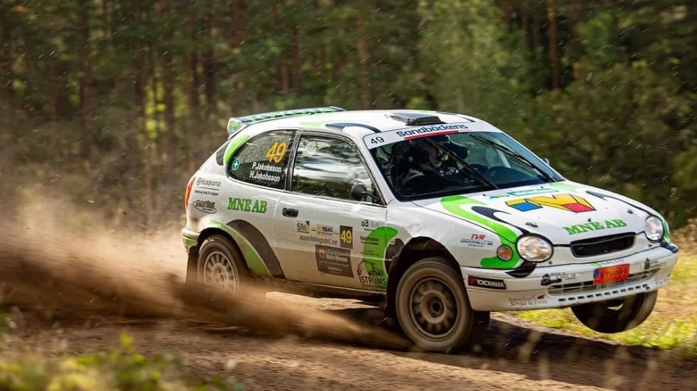 Hampus Jakobsson på östgöravägarna i sin Toyota Corolla. Trots att en deltväling återstår är han redan klar junior SM-vinnare.