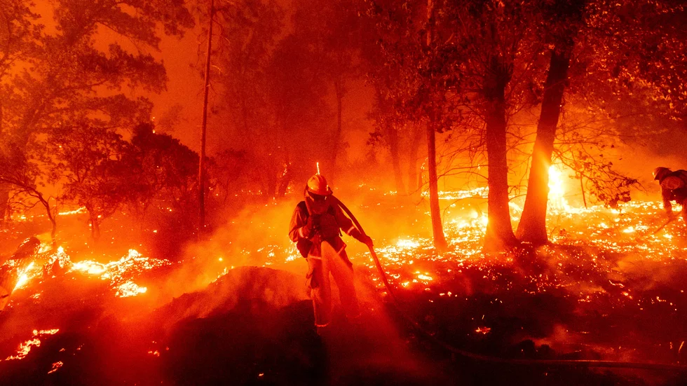 En brandman bekämpar Creekbranden i närheten av Madera.