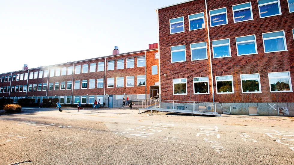 Tycker synd om rektorn på Djurgårdsskolan. Han gör det han ska men får ändå kritik. Skriver insändarskribenten.