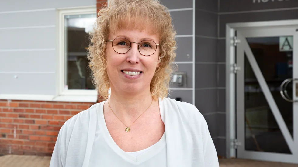 Sedan 2017 har Linda Andersson varit rektor på Porsnässkolan. Nu tillträder hon tjänsten som mellanstadierektor på Pitholmsskolan. "Det har inte varit ett lätt beslut, men det känns bra", säger hon.