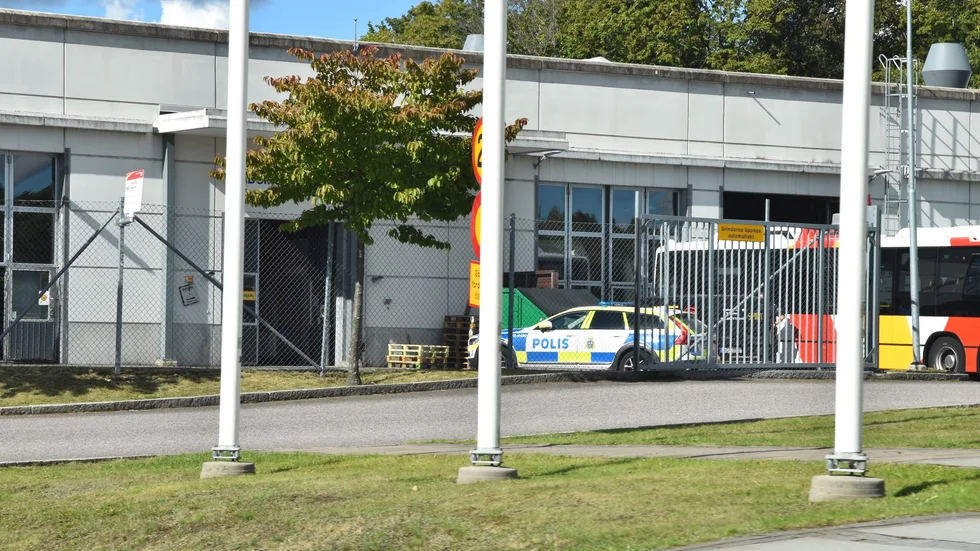 Polisen på plats vid bussdepån.