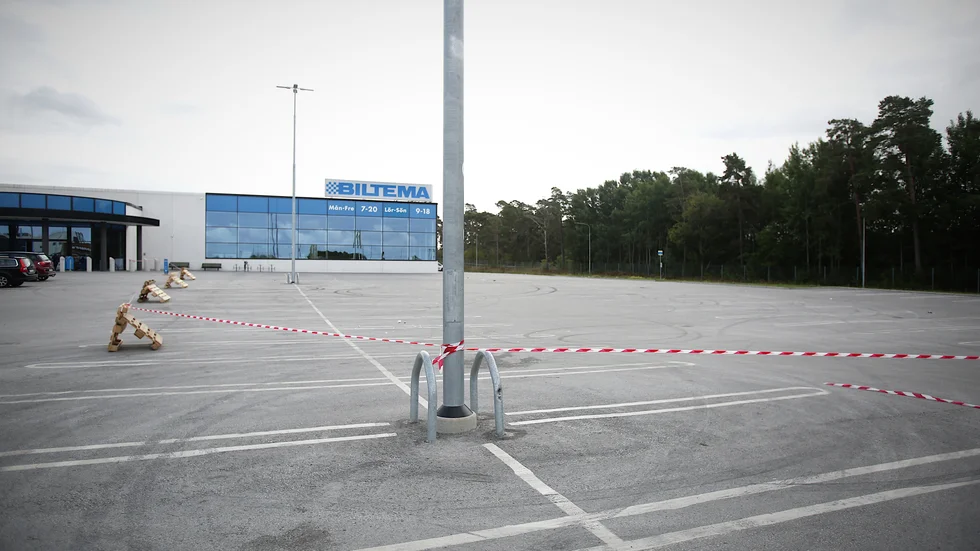 Under lördagen var stora delar av Biltemas parkering avspärrad efter fredagskvällens skadegörelse.