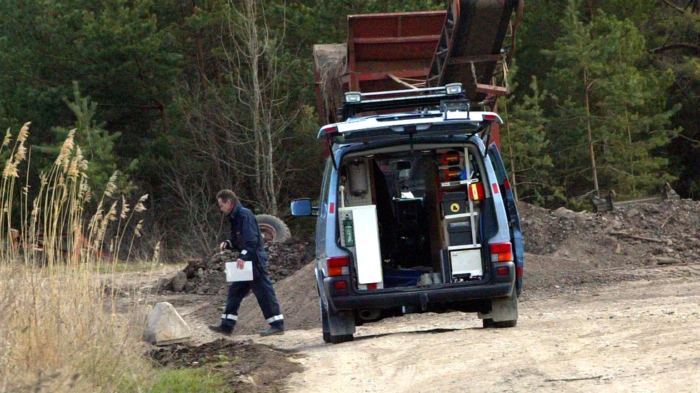 Innan offren mördades misshandlades de och bakbands i sitt hem i Hemse. Mördaren förde sedan offren till mordplatsen i en bil.