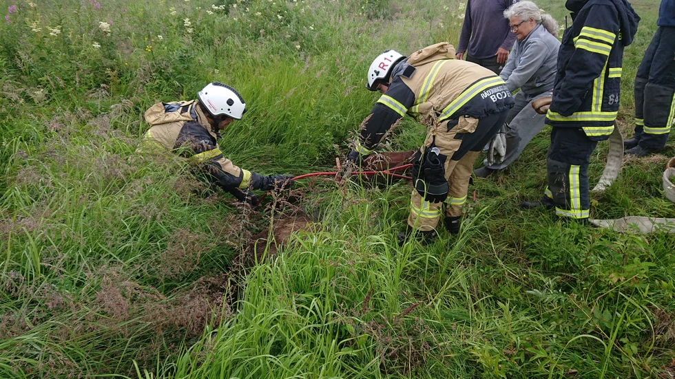 18-åriga Zoolas liv kunde till sist räddas efter att hon gått ned sig i den djupa bäcken.