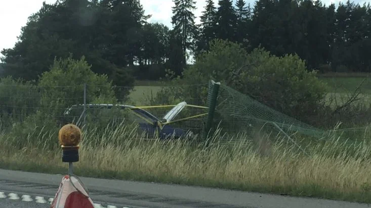 En bil körde in i mitträcket på E4:an söder om Herrbeta. 