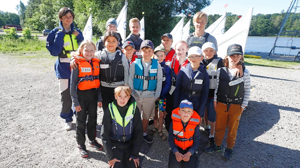 Under den första lägerveckan lärde sig tolv tjejer och killar att segla Optimistjolle vid Båtudden i Löt. Till sin hjälp hade de fyra tränare från Strängnäs segelsällskap.