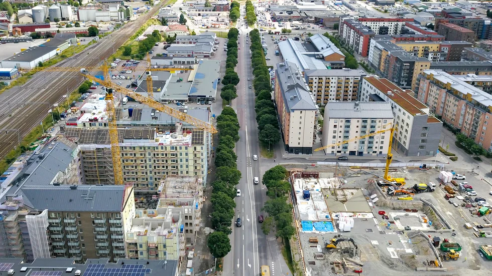 Priserna på bostäder har gått upp under hela 2010-talet i Sverige och Uppsala. Det krävs att man som köpare sparat ihop 15 procent av det totala priset på en bostad för att få köpa den.