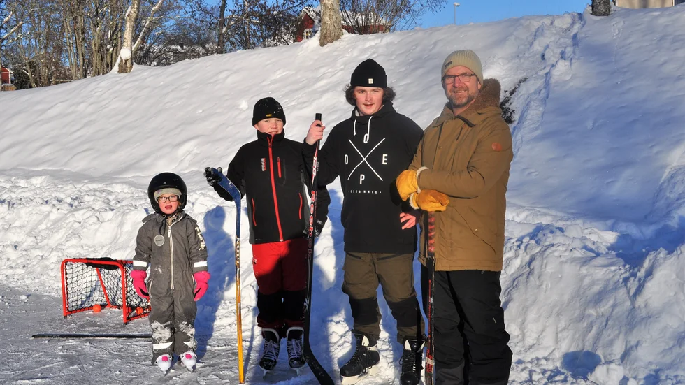 Hulda, Olle, Melker och Fredrik Asp åkte skridskor på bandyplanen i Rydsnäs.