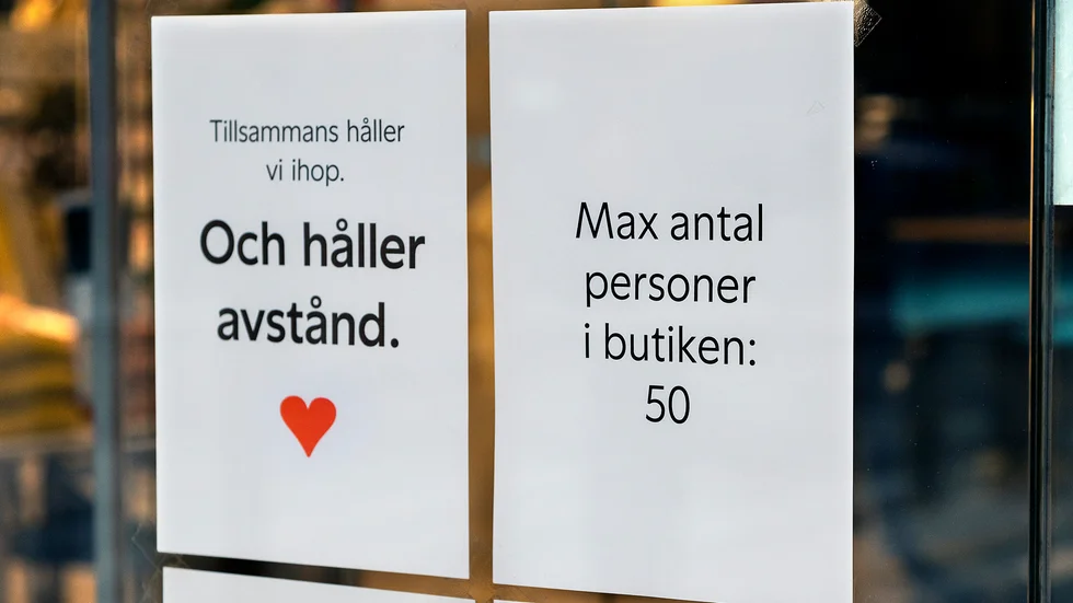 Skylt i butik påminner besökarna om vad som gäller. Arkivbild.