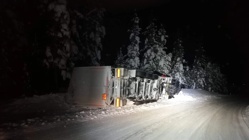 Lastbil i diket på E45:an.