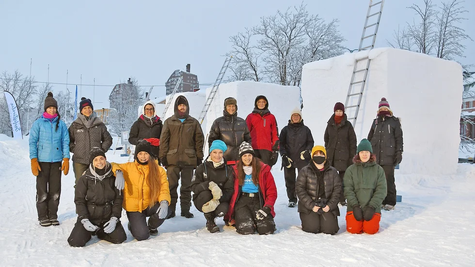 Samtliga lag samlade framför de 3x3x3 meter stora snökuberna innan den internationella snöskulpturtävlingens startade på onsdagen klockan 9.
