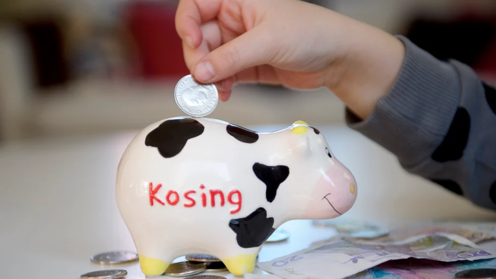 Pengar är temat för båda ämnena i dagens ledare. Regionens budget och lägstalöner för arbetskraftsinvandring.