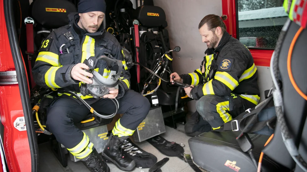 Fredrik Twisselmann och Henrik Holm kontrollerar utrustningen.