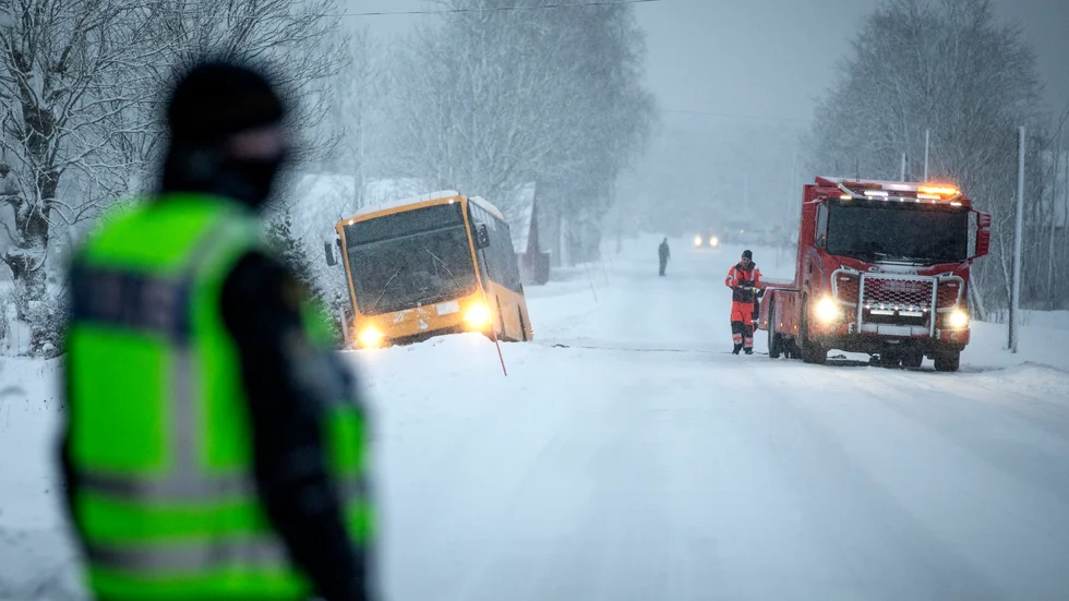 Bussen körde av länsväg 147, mellan Hejdeby kyrka och korsningen Bro/Endre. Runt tio personer återfinns i bussen.