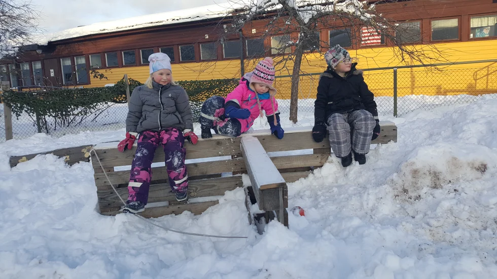 Saga Deltin och syskonen Melanie och Mira Erlandsson tog det lite lugnt en stund.