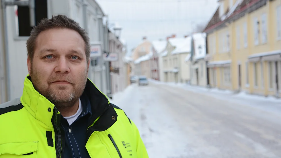 Jonas Johansson är t.f trafikingenjör i kommunen och jobbar bland annat med parkeringar. "Vi har extra övervakning på vintertid när det ä parkeringsförbud på en del gator nattetid" säger han.