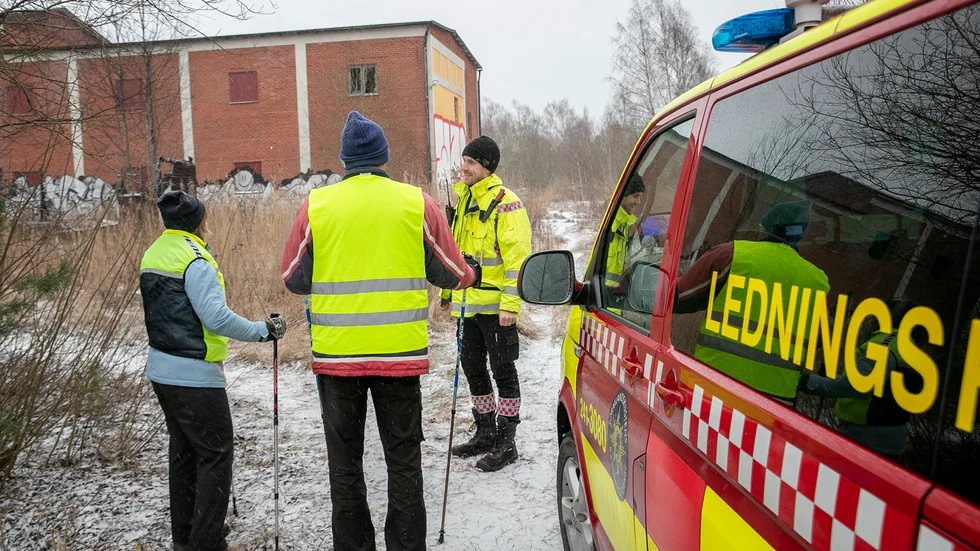 Martin Wendt, yttre befäl på Sörmlandskustens räddningstjänst, pratar med några förbipasserande.