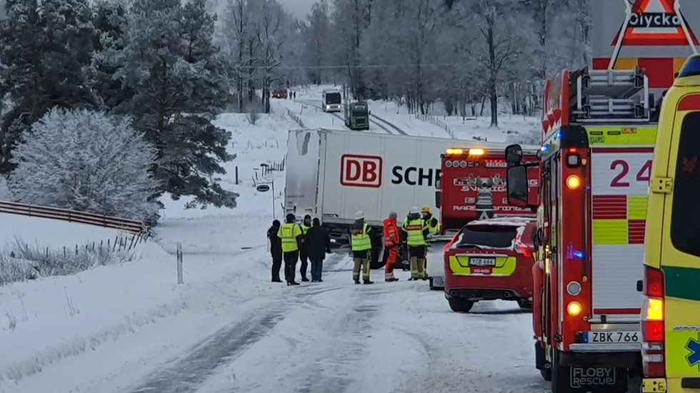 En trafikolycka med en lastbil inträffade på måndagseftermiddagen söder om Kisa.