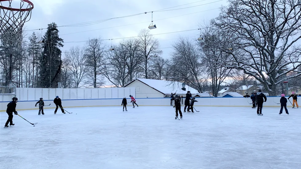 Många ortsbor var snabbt på plats när isen öppnade kl 15.00. 