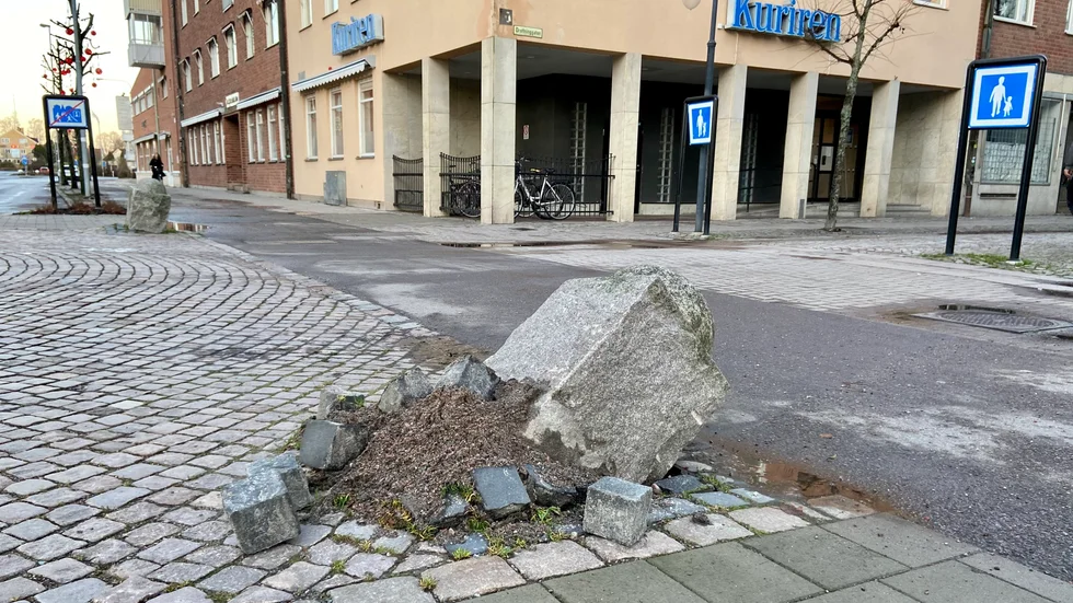 En pollare blev sönderkörd utanför Katrineholms-Kurirens redaktion i korsningen mellan Drottninggatan och Djulögatan för några dagar sedan.