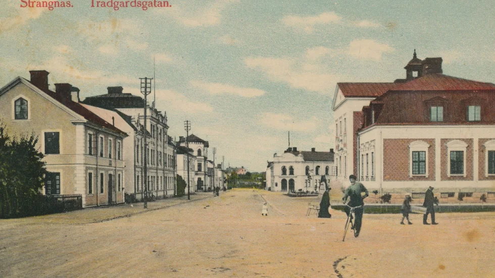Trädgårdsgatan och Gyllenhjelmstorget såg annorlunda ut för drygt 100 år sedan, då tingshuset invigdes. Här syns det och Blåbandsföreningens hus i fonden. 