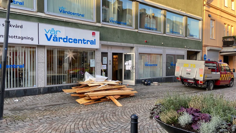 En brusten vattenledning orsakade under söndagen en omfattande vattenskada på Vår vårdcentral på Drottninggatan 4.
Det stod vatten på tre våningsplan och i 15 rum.