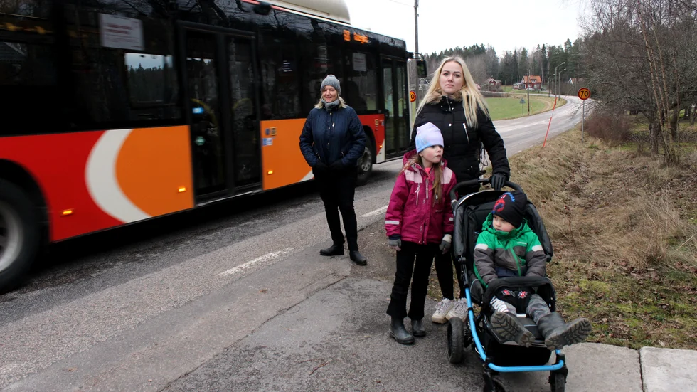 Sandra Söderqvist med barnen Tisha och Tilio ifrågasätter säkerheten efter att de nya 70-skyltarna kommit upp.