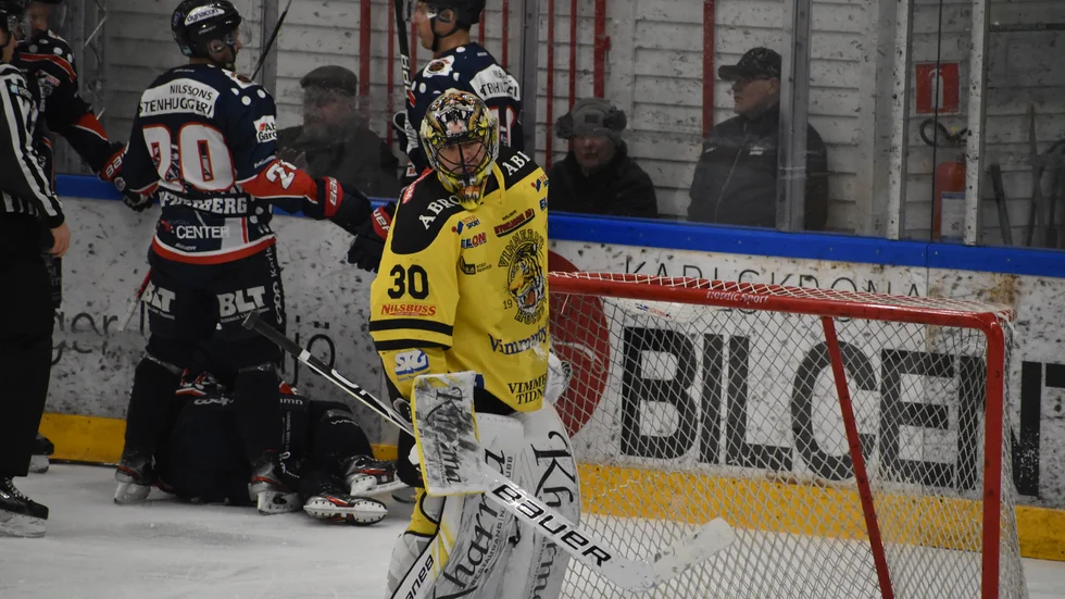 Vimmerby Hockey i en svår bortamatch mot Mörrum. VH-målvakten Tomas Rydén hade mycket att göra. 