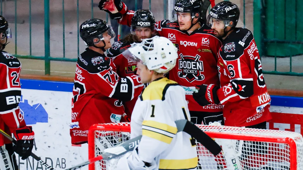 Boden Hockeys Sebastian Kaijser, tvåa från höger, gratuleras efter sitt andra mål mot Kiruna AIF. 