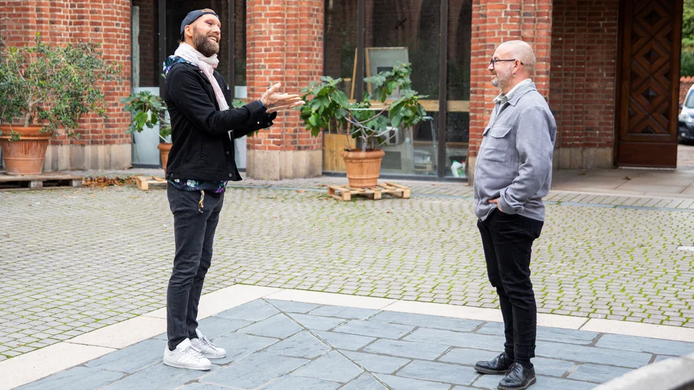 Sångaren Rickard Söderberg (till vänster) överraskade Kent Wisti på hans arbetsplats, Lunds stift, i tisdags.  