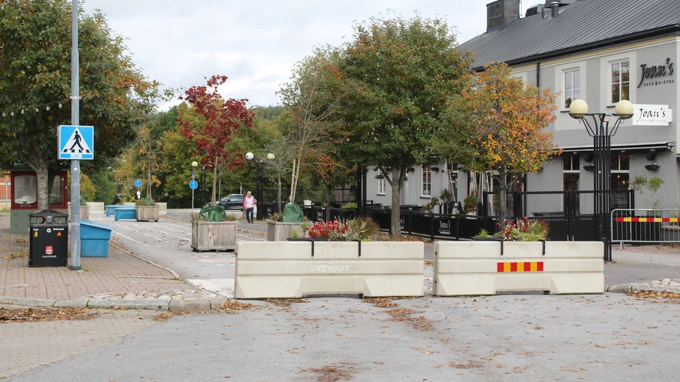 Betongsuggorna blir kvar ett tag till vid Bergslagstorget.
