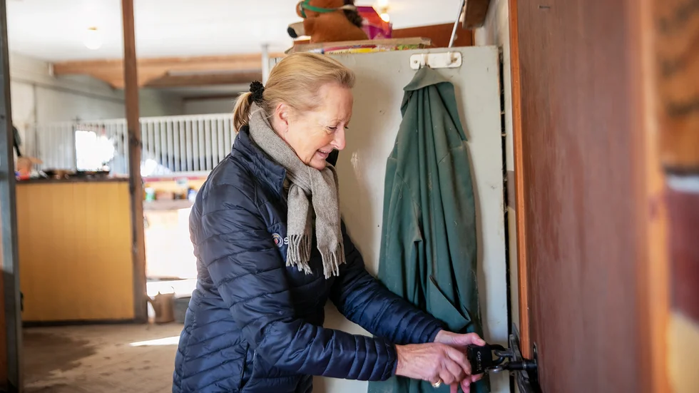 Dressyrproffset Liane Wachtmeister har dyra kvalitetssadlar. Efter ett tidigare inbrott säkrade hon dörren till sadelkammaren - och nu gick tjuvarna bet.