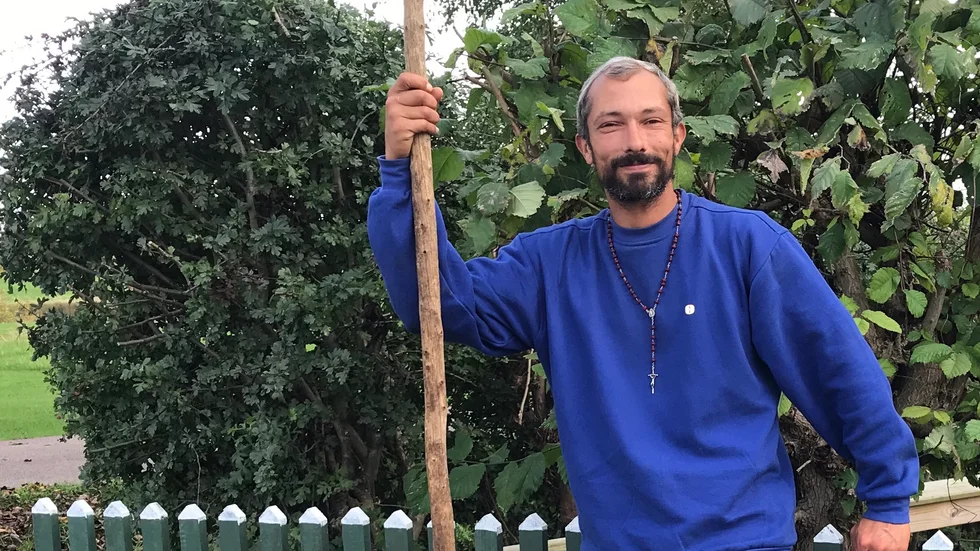 "Jag lever i nuet", säger Gabor Nagy från som vandrat från Budapest till Hästholmen på 75 dagar. Hans pilgrimsvandring fortsätter under obestämd tid.