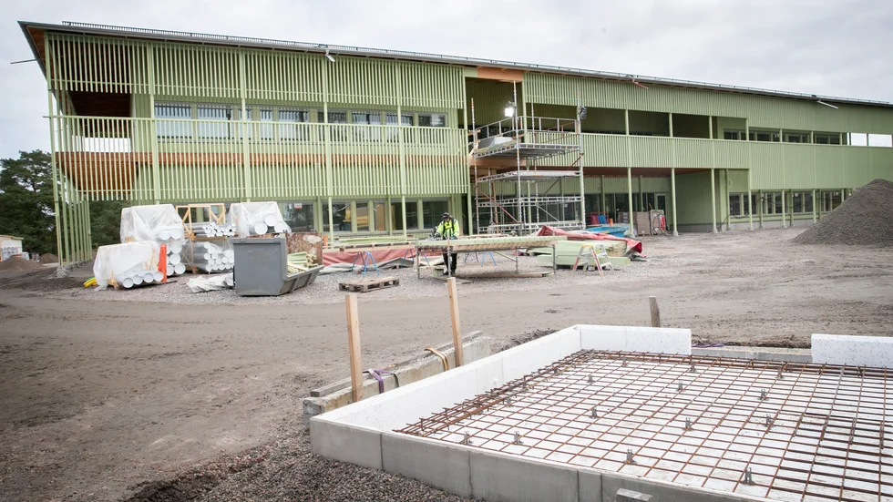 Vi har lagt ett stort fokus på näringsliv, integration och skola. Det är tre viktiga områden som hänger ihop för att vi ska kunna utveckla Nyköping, skriver Urban Granström (S), Martina Hallström (C) och Marco Venegas (MP). Arkivbilden visar bygget av nya förskolan vid Träffen.