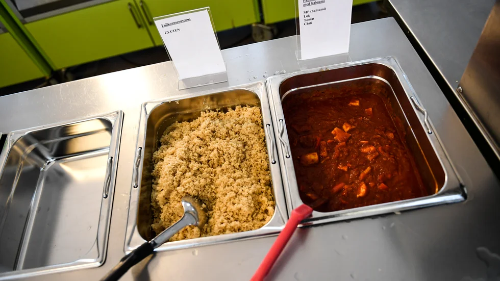Kalix borde istället prioritera barnens rätt till en god och näringsrik skollunch. Att spara på framtiden är ett pris vi helt enkelt inte har råd att betala, skriver insändarskribenten.