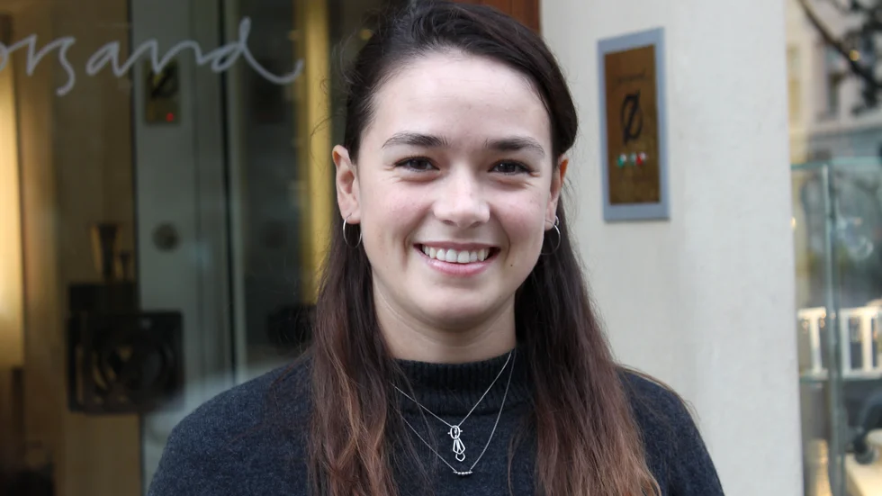 Caroline Lewenhaupt, uppvuxen i Sparreholm, har just sjösatt sitt eget smyckesföretag. Dessutom går hon som lärling hos Ribbhagen & Sörsand vid Östermalmstorg.
