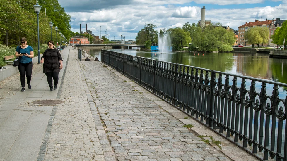 Länsar ska hindra läckaget att sprida sig in i centrala Norrköping. Arkivbild.